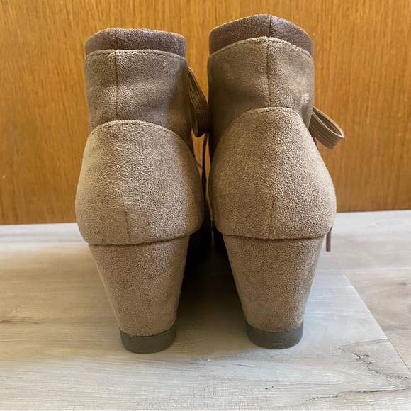 MADDEN GIRL • “Dukkee” Faux Suede Lace Up Wedge Ankle Boots - Size 8.5 - Picture 2 of 16